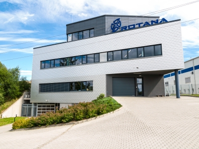 Objekt, který dokonale zapadá do okolního terénu, nabízí praktické provozní zázemí